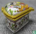 China  4 Woman Under Willow Jewelry Pearls Porcelain Box  2016 - Afbeelding 3