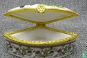 China  2 Woman & Pond Jewelry Pearls Casket Ring Porcelain Box  2016 - Image 3