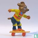 Hond op skateboard - Afbeelding 1