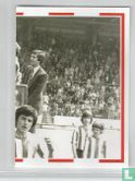 1978 De UEFA Cup-winnende helden tonen terug in het stadion de trofee  - Bild 1