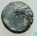 Seleukidisches Reich AE17 (Antiochos IV. Epiphanes, nackter Apollo mit Bogen) 175-164 v. Chr - Bild 2