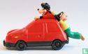 Dingo et Max en voiture rouge - Image 1