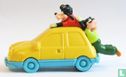 Dingo et Max en voiture jaune - Image 1