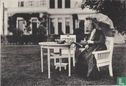 H.M. de Koningin Moeder in den tuin van het paleis te Soestdijk - Image 1