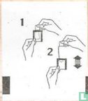 Handen halen label uit theezakje - Image 1