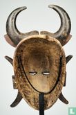 A mask with large buffalo horns from the Jimini People - Image 3