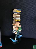 Gaston Lagaffe avec pile de livres - Image 1