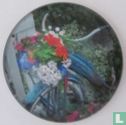Blauwe damesfiets met bloemen voorop - Image 1