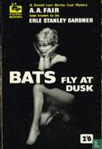 Bats fly at dusk - Afbeelding 1