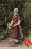 Franse Briefkaart met jonge vrouw in Normandische kledingsdracht - Bild 1