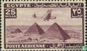 Vliegtuig boven pyramides - Afbeelding 1
