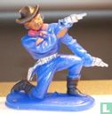 Cowboy knielend met 2 revolvers (blauw) - Afbeelding 1