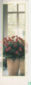 Rode rozen in stenen vaas - Afbeelding 1