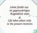 Leben findet nur im gegenwärtigen Augenblick statt. • Life takes place only in the present moment. - Bild 1