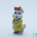 Grijs konijn in gele jurk - Afbeelding 1