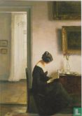Woman reading in a interior - Afbeelding 1