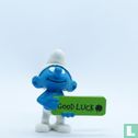 Gelukssmurf met bord 'Good Luck' - Afbeelding 1