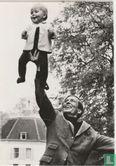 Prins Willem Alexander op hand van Vader Prins Claus - Image 1