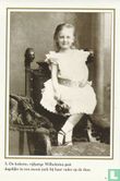 De kokette, vijfjarige Wilhelmina gaat dagelijks in een mooie jurk bij haar vader op de thee - Image 1