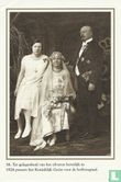 Ter gelegenheid van het zilveren huwelijk in 1926 poseert het Koninklijk Gezin voor de hoffotograaf - Image 1