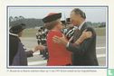 Boudewijn en Beatrix omhelzen elkaar op 13 mei 1993 bij vertrek van het vliegveld Deelen - Image 1