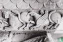 Le cloitre (fin Xle Siècle). Griffon et lion (chapiteau, détail) - Afbeelding 1