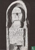 Stèle funéraire provenant du cimetiè gallo-romain de Sougères-sur-Sinotte - Image 1