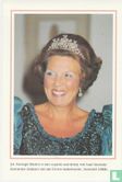 Koningin Beatrix in een voyante avondrobe met haar favoriete diamanten diadeem dat aan Emma toebehoorde. (Australië 1988) - Image 1