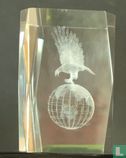 3D lasercut adelaar op wereldbol paperweight/press papier - Image 1
