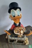 Scrooge McDuck auf der Schatztruhe - Bild 1