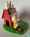 Snoopy, Woodstock en Charlie Brown slapend bij hondenhok - Afbeelding 1
