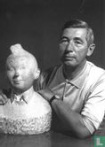 Hergé met buste van Kuifje (1960) - Afbeelding 1