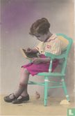 Jong meisje op stoel met leitje en spons - Bild 1