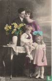 Vader, Moeder en twee kinderen en vaas bloemen - Image 1