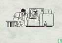 Vrouw op krukje en vrouw op televisie in fauteuil kijken naar elkaar - Afbeelding 1