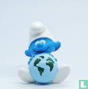Duurzame smurf met wereldbol - Afbeelding 1
