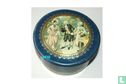 Ronde blauwe trommel met voorstelling 19e eeuwse mensen - Image 1