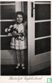 Hartelijk Gefeliciteerd - Meisje in deuropening met cadeau en bloemen - Image 1