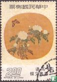 Eventails chinois peints en forme de lune.