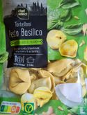 Tortelloni mit Pesto und Basilikum