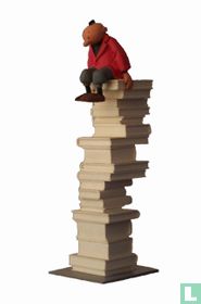 Le jeune Albert op stapel boeken