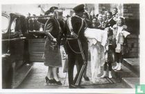 Het Prinselijk gezin bij aankomst aan de Domkerk te Utrecht ter gelegenheid van de doop van H.K.H. Prinses Marijke.9 Oct. 1947.