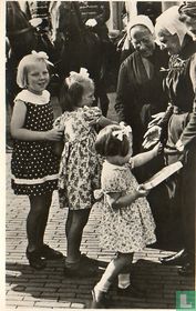 De Nijkerksche ouden van dagen maakten op "Zonnedag" 7 Juni 1946 een rijtoer met boerenwagens naar het Paleis Soestdijk,waar de Prinsesjes de honneurs waarnamen namens hun afwezige ouders.