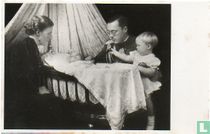 Prinses Juliana, Prins Bernhard en Prinses Beatrix aan de wieg van Prinses Irene. 01 December 1939