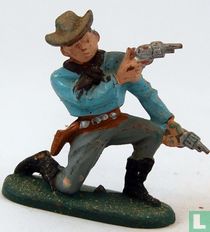 Cowboy agenouillé avec 2 revolvers