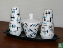 Salière et poivrière avec pot de moutarde