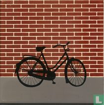 zwarte fiets tegen muur