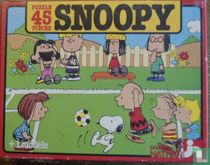 Snoopy Joue au football