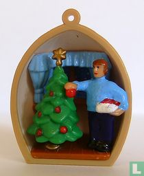Vater schmückt l'Weihnachtsbaum