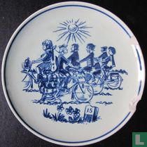Delfts Blauw wandbord - meerdere mensen op fiets